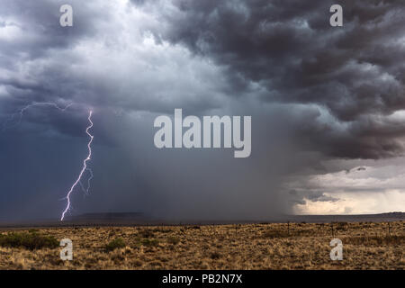 Blitzeinschlag eines Gewitters des Sommermonsuns in der Nähe von Hotevilla-Bacavi im Nordosten von Arizona Stockfoto