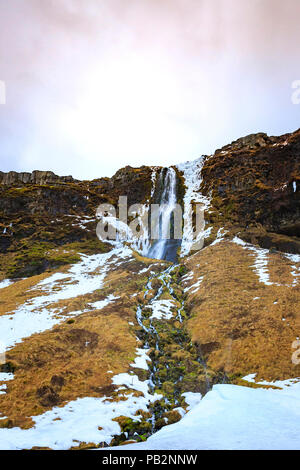 Island Sehenswürdigkeiten die große Wasserfälle Seljalandsfoss in einem Winter mit Schnee und Eis. Stockfoto