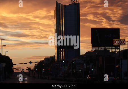 Amanecer de Nuevo Dia de Hermosillo. Contra Luz de la Torre de Hermosillo. Stockfoto