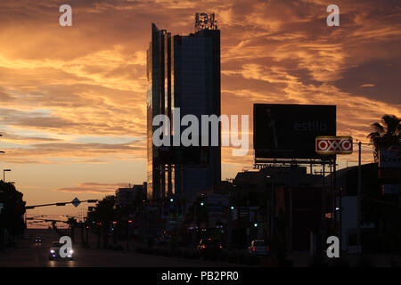 Amanecer de Nuevo Dia de Hermosillo. Contra Luz de la Torre de Hermosillo. Stockfoto