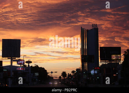 Amanecer de Nuevo Dia de Hermosillo. Contra Luz de la Torre de Hermosillo. Stockfoto