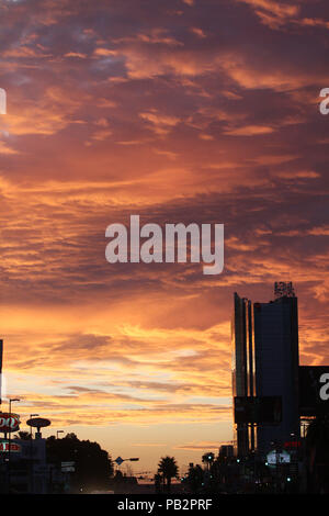 Amanecer de Nuevo Dia de Hermosillo. Contra Luz de la Torre de Hermosillo Stockfoto
