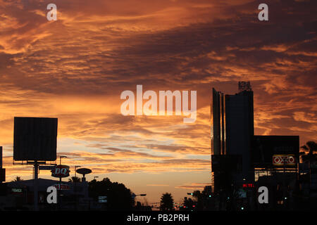 Amanecer de Nuevo Dia de Hermosillo. Contra Luz de la Torre de Hermosillo Stockfoto