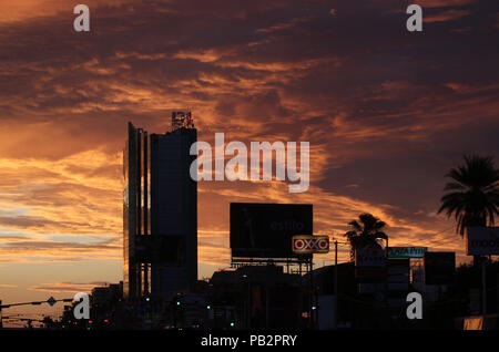 Amanecer de Nuevo Dia de Hermosillo. Contra Luz de la Torre de Hermosillo Stockfoto