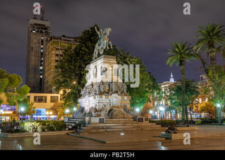 Plaza San Martin und San Martin Denkmal bei Nacht - Cordoba, Argentinien Stockfoto