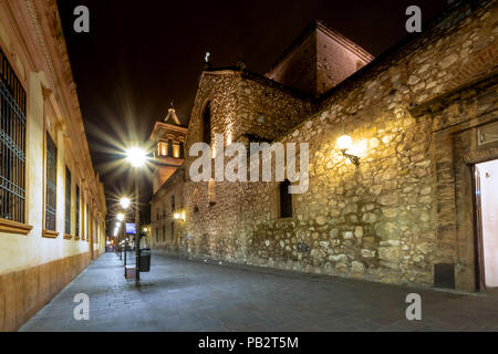 Manzana Jesuitica Block- und Jesuitenkirche der Gesellschaft Jesu (Iglesia de La Compania de Jesus) bei Nacht - Cordoba, Argentinien Stockfoto