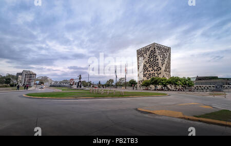 Centro Cívico del Bicentenario (200 Civic Center) und Bicentenario Brücke, Provinz Córdoba Regierung - Cordoba, Argentinien Stockfoto