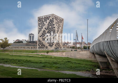 Centro Cívico del Bicentenario (200 Civic Center) und Bicentenario Brücke, Provinz Córdoba Regierung - Cordoba, Argentinien Stockfoto