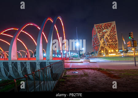 Centro Cívico del Bicentenario (200 Civic Center) und Bicentenario Bridge bei Nacht, Provinz Córdoba Regierung - Cordoba, Argentinien Stockfoto