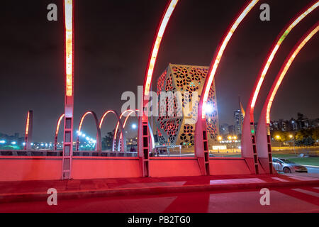 Puente del Bicentenario (200-Brücke) in der Nacht mit dem Centro Cívico del Bicentenario (200 Civic Center) - Cordoba, Argentinien Stockfoto