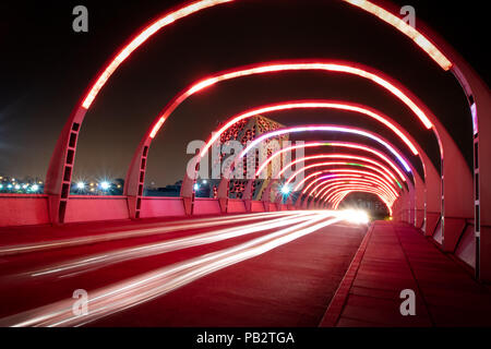 Puente del Bicentenario (200-Brücke) in der Nacht mit dem Centro Cívico del Bicentenario (200 Civic Center) - Cordoba, Argentinien Stockfoto