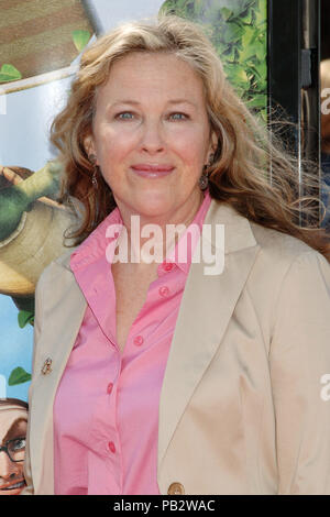 Catherine O'Hara Ankunft ÜBER DIE HECKE Premiere an der Westwood Theatre in Los Angeles. 30. April 2006. OHaraCatherine 069 Red Carpet Event, Vertikal, USA, Filmindustrie, Prominente, Fotografie, Bestof, Kunst, Kultur und Unterhaltung, Topix Prominente Fashion/Vertikal, Besten, Event in Hollywood Leben - Kalifornien, Roter Teppich und backstage, USA, Film, Stars, Film Stars, TV Stars, Musik, Promis, Fotografie, Bestof, Kunst, Kultur und Unterhaltung, Topix, vertikal, eine Person, die aus den Jahren 2006 bis 2009, Anfrage tsuni@Gamma-USA.com - Drei Q Stockfoto