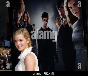 Emma Watson bei der Ankunft im Harry Potter und der Orden des Phoenix Premiere auf der Chinese Theatre in Los Angeles. Horizontale 3/4 Lächeln mit er Poster im backgroundWatsonEmma 118 Red Carpet Event, Vertikal, USA, Filmindustrie, Prominente, Fotografie, Bestof, Kunst, Kultur und Unterhaltung, Topix Prominente Fashion/Vertikal, Besten, Event in Hollywood Leben - Kalifornien, Roter Teppich und backstage, USA, Film, Stars, Film Stars, TV Stars, Musik, Promis, Fotografie, Bestof, Kunst, Kultur und Unterhaltung, Topix, vertikal, eine Person von t Posing Stockfoto