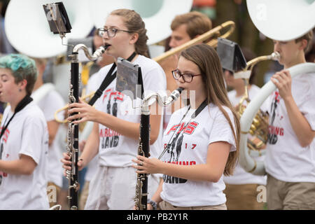Frankenmuth, Michigan, USA - Juni 10, 2018 Mitglieder der Frankenmuth High School Band ausführen am Bayerischen Festival Parade. Stockfoto