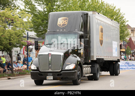 Frankenmuth, Michigan, USA - Juni 10, 2018 UPS Lkw gehen hinunter die Straße an der Bayerischen Festival Parade. Stockfoto