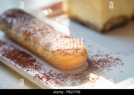 Tiramisu, traditionelle italienische Dessert auf einem weißen Teller. Close Up. Stockfoto