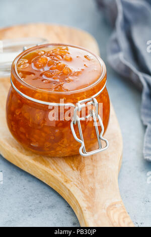 Glas Glas mit Moltebeermarmelade. Nordische Küche. Stockfoto