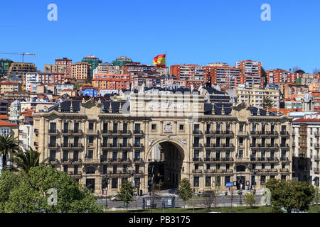 Fassade mit den gewölbten Eingang der Bank Santander unter spanischer Flagge vor blauem Himmel Santander Portugal Stockfoto