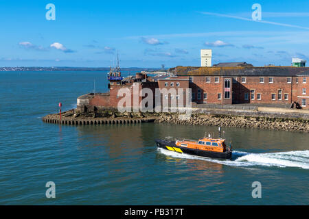 Eine Associated British Ports pilot Schiff aus Portsmouth Harbour Vergangenheit Fort Blockhaus England Stockfoto