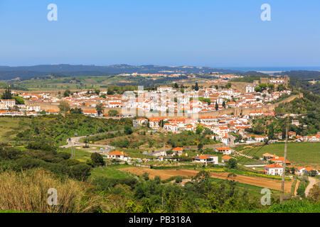 Panoramablick von der ummauerten mittelalterlichen Stadt Obidos Portugal zeigen die Wände an einem wolkenlosen Tag. Das Meer in der Ferne gesehen werden. Stockfoto