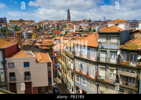 Blick über die Dächer von Porto vor Museu do Tesouro da Sé mit dem Torre dos Clérigos Turm im Hintergrund Stockfoto