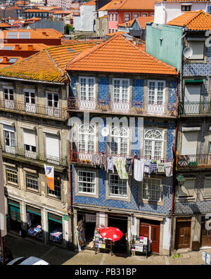 Auf traditionelle Portugiesische Gebäudefassaden in Porto mit Azulejo Kacheln und Wäsche aufhängen Stockfoto