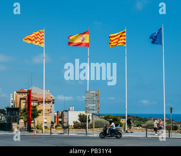 Tarragona, Spanien - 11. Juli 2018: Die Fahne der Europäischen Union, Katalanisch, Spanisch und tarragonischen Flags im historischen Zentrum von Tarragonia, Spanien gefüttert Stockfoto