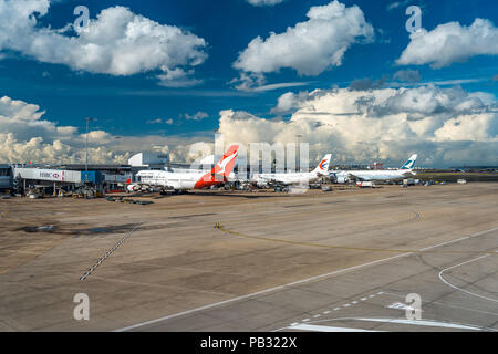 Sydney, Australien - Flugzeuge am Flughafen Sydney angedockt Stockfoto