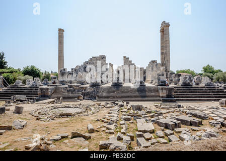 Blick zum Tempel des Apollo im archäologischen Bereich von Didim, Didyma, Provinz Aydin, Türkei, Europa. 22. August 2017 Stockfoto