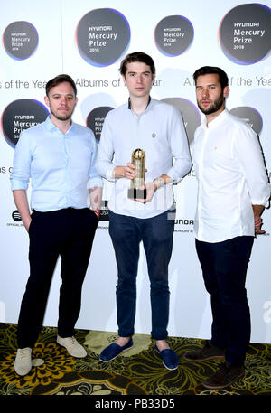 Album des Jahres nominierten Alles Alles (von links nach rechts, Jonathan Higgs, Alex Robertshaw und Michael Spearman) Teilnahme an der 2018 Hyundai Mercury Prize Alben des Jahres Nominierungen Start auf der Ballsaal, Langham Hotel, London statt. Stockfoto