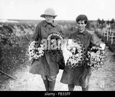 Offizielles Foto an der britischen Westfront, das zwei Frauen mit Kränzen zeigt, die auf Kriegsgräbern platziert werden können Stockfoto