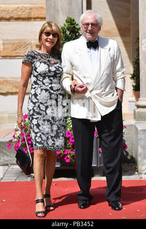 Schauspieler Günther Maria HALMER mit Frau Claudia. Bei Ihrer Ankunft. Eröffnung der Bayreuther Richard Wagner Festival 2018. Roter Teppich am 25.07.2018. Gruener Huegel, Festspielhaus. Bayreuth. | Verwendung weltweit Stockfoto
