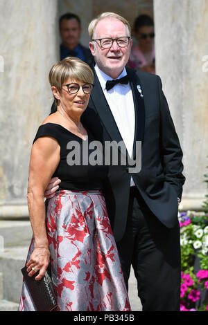 Bayreuth, Deutschland. 25. Juli, 2018. Hans Michelbach (CSU-Politiker) mit Frau Christl Michelbach, Eröffnung der Bayreuther Richard Wagner Festival 2018. Roter Teppich am 25.07.2018. Gruener Huegel, Festspielhaus. Bayreuth. | Verwendung der weltweiten Kredit: dpa/Alamy leben Nachrichten Stockfoto