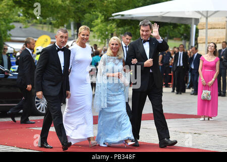 V. li: Andrej Babis (Premierminister der Tschechischen Republik) mit Frau Monika Babisova, Karin BAUMUELLER SOEDER, Markus Soeder (Ministerpräsident Bayern). Eröffnung der Bayreuther Richard Wagner Festival 2018. Roter Teppich am 25.07.2018. Gruener Huegel, Festspielhaus. Bayreuth. | Verwendung weltweit Stockfoto