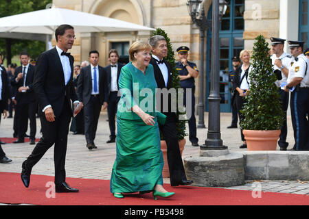 Bundeskanzlerin Angela Merkel (CDU) bei der Ankunft mit Ehemann Joachim Sauer, links: Mark Rutte (Premierminister (Niederlande). Eröffnung der Bayreuther Richard Wagner Festival 2018. Roter Teppich am 25.07.2018. Gruener Huegel, Festspielhaus. Bayreuth. | Verwendung weltweit Stockfoto