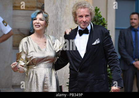 Bayreuth, Deutschland. 25. Juli, 2018. Showmaster Thomas Gottschalk mit Frau Thea bei Ihrer Ankunft. Eröffnung der Bayreuther Richard Wagner Festival 2018. Roter Teppich am 25.07.2018. Gruener Huegel, Festspielhaus. Bayreuth. | Verwendung der weltweiten Kredit: dpa/Alamy leben Nachrichten Stockfoto