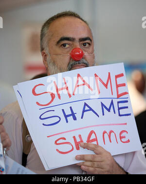 Amsterdam, Niederlande, 25. Juli 2018: Claudio Pereira aus Brasilien hält ein Schild in einem Juli 25 Demonstration in der Ausstellungshalle der Internationalen AIDS-Konferenz 2018 in Amsterdam, Niederlande. Pereira und anderen demonstriert vor der offiziellen Brasilien Ausstellung, beschwert sich, dass Kürzungen in der internationalen Mittel für die AIDS-Antwort in ein Anstieg der HIV-Neuinfektionen in mehreren wichtigen Bevölkerungsgruppen übersetzt wurden. Credit: Paul Jeffrey/Alamy leben Nachrichten Stockfoto