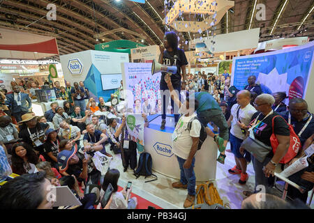 Amsterdam, Niederlande, 25. Juli 2018: Während dieser Juli 25 Demonstration in der Ausstellungshalle der Internationalen AIDS-Konferenz 2018 in Amsterdam, Niederlande, Demonstranten vorübergehend die Exponate von einigen pharmazeutischen Firmen beschlagnahmt und beschuldigte sie der Ernte exorbitanten Gewinne aus einem langsamen und oft unzureichend AIDS-Antwort. Credit: Paul Jeffrey/Alamy leben Nachrichten Stockfoto