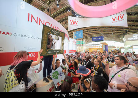 Amsterdam, Niederlande, 25. Juli 2018: Während dieser Juli 25 Demonstration in der Ausstellungshalle der Internationalen AIDS-Konferenz 2018 in Amsterdam, Niederlande, Demonstranten vorübergehend die Exponate von einigen pharmazeutischen Firmen beschlagnahmt und beschuldigte sie der Ernte exorbitanten Gewinne aus einem langsamen und oft unzureichend AIDS-Antwort. Credit: Paul Jeffrey/Alamy leben Nachrichten Stockfoto