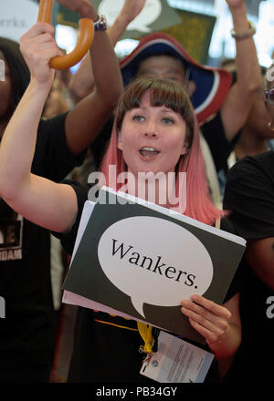 Amsterdam, Niederlande, 25. Juli 2018: Lotti Rutter von Südafrika hält ein Schild in einem Juli 25 Demonstration in der Ausstellungshalle der Internationalen AIDS-Konferenz 2018 in Amsterdam, Niederlande. Rutter und andere vorübergehend beschlagnahmt die Exponate von einigen pharmazeutischen Unternehmen, denen er vorwarf, nicht mit einer Ernte exorbitanten Gewinne aus einem langsamen und oft unzureichend AIDS-Antwort. Credit: Paul Jeffrey/Alamy leben Nachrichten Stockfoto