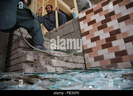 Kabul, Afghanistan. 26. Juli, 2018. Ladenbesitzer sauber Das zerbrochene Glas einen Shop in der Nähe von der Stelle von einem Selbstmordanschlag in Kabul, der Hauptstadt Afghanistans, 26. Juli 2018. Mindestens eine afghanische Zivilisten und vier Nachrichtenoffiziere wurden getötet und sechs weitere verletzt in einem Taliban Selbstmord Auto Bombenanschlag im westlichen Teil der Hauptstadt Kabul am Donnerstag Morgen, sagte die Polizei. Credit: Rahmat Alizadah/Xinhua/Alamy leben Nachrichten Stockfoto