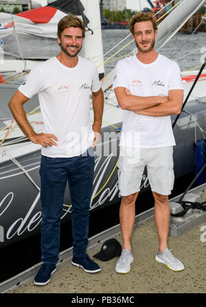 Hamburg, Deutschland. 25. Juli, 2018. 25.07.2018, Hamburg: Boris Herrmann (l) und Pierre Casiraghi, Sohn von Prinzessin Caroline von Hannover, Deep-sea Seemann, vor der Yacht 'Malizia" stehen. Quelle: Axel Heimken/dpa/Alamy leben Nachrichten Stockfoto