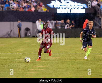 East Rutherford, NJ - 25. Juli 2018: sadio Mane (10) des FC Liverpool steuert Kugel während der ICC-Spiel gegen Manchester City an MetLife Stadium Liverpool gewann 2 - 1 Stockfoto