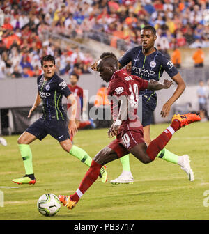 East Rutherford, USA. 25. Juli, 2018. Liverpools Sadio Mähne (vorne) schießt den Ball während der Internationalen Champions Cup Match zwischen Manchester City und Liverpool FC in East Rutherford, New Jersey, United States, 25. Juli 2018. Credit: Wang Ying/Xinhua/Alamy leben Nachrichten Stockfoto