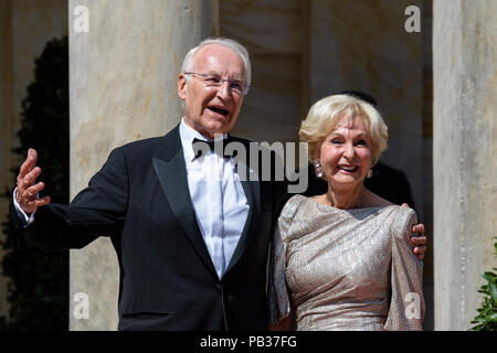 München, Deutschland. 25. Juli, 2018. Edmund Stoiber, der ehemalige Vorsitzende der Christlich Sozialen Union (CSU) und seine Frau Karin kommen für die Premiere im Festspielhaus. Die Richard Wagner Festspiele 2018 beginnt mit der neuen Produktion des "Lohengrin". Vom 25. Juli bis 29. August, Liebhaber der klassischen Musik aus aller Welt nach Bayreuth zu Richard Wagners Opern für fünf Wochen auf dem "Grünen Hügel" hören. Credit: Matthias Balk/dpa/Alamy leben Nachrichten Stockfoto