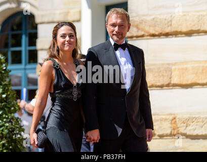 München, Deutschland. 25. Juli, 2018. Christian Lindner, Vorsitzender der Freien Demokratischen Partei (FDP), kommt für die Premiere mit seiner Freundin Franca Lehfeldt. Die Richard Wagner Festspiele 2018 beginnt mit der neuen Produktion des "Lohengrin". Vom 25. Juli bis 29. August, Liebhaber der klassischen Musik aus aller Welt nach Bayreuth zu Richard Wagners Opern für fünf Wochen auf dem "Grünen Hügel" hören. Credit: Matthias Balk/dpa/Alamy leben Nachrichten Stockfoto