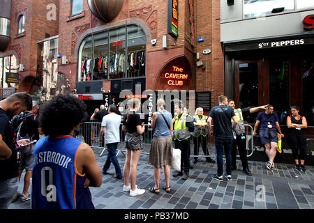 Liverpool, Großbritannien. 26. Juli 2018. Fans und Sicherheit außerhalb der Cavern Club auf der Mathew Street Liverpool, nachdem bekannt wurde, Sir Paul McCartney würde spielen eine 'geheime' gig es später heute. Credit: Ken Biggs/Alamy Leben Nachrichten. Stockfoto