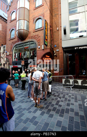 Liverpool, Großbritannien. 26. Juli 2018. Fans und Sicherheit außerhalb der Cavern Club auf der Mathew Street Liverpool, nachdem bekannt wurde, Sir Paul McCartney würde spielen eine 'geheime' gig es später heute. Credit: Ken Biggs/Alamy Leben Nachrichten. Stockfoto