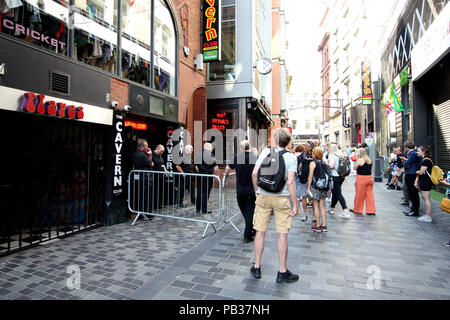 Liverpool, Großbritannien. 26. Juli 2018. Fans und Sicherheit außerhalb der Cavern Club auf der Mathew Street Liverpool, nachdem bekannt wurde, Sir Paul McCartney würde spielen eine 'geheime' gig es später heute. Credit: Ken Biggs/Alamy Leben Nachrichten. Stockfoto