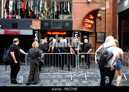 Liverpool, Großbritannien. 26. Juli 2018. Fans und Sicherheit außerhalb der Cavern Club auf der Mathew Street Liverpool, nachdem bekannt wurde, Sir Paul McCartney würde spielen eine 'geheime' gig es später heute. Credit: Ken Biggs/Alamy Leben Nachrichten. Stockfoto